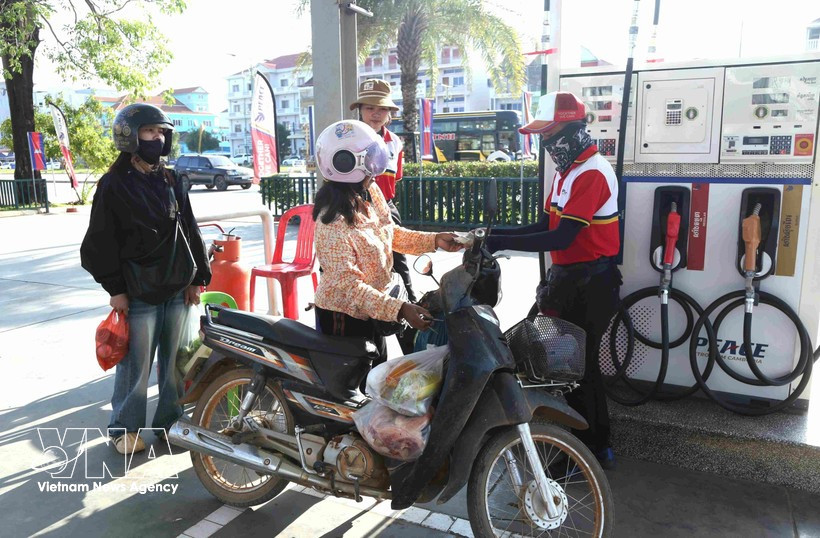 Des habitants font le plein d'essence dans une station-service de la province de Stung Treng, dans le nord-est du Cambodge. (Photo : VNA)