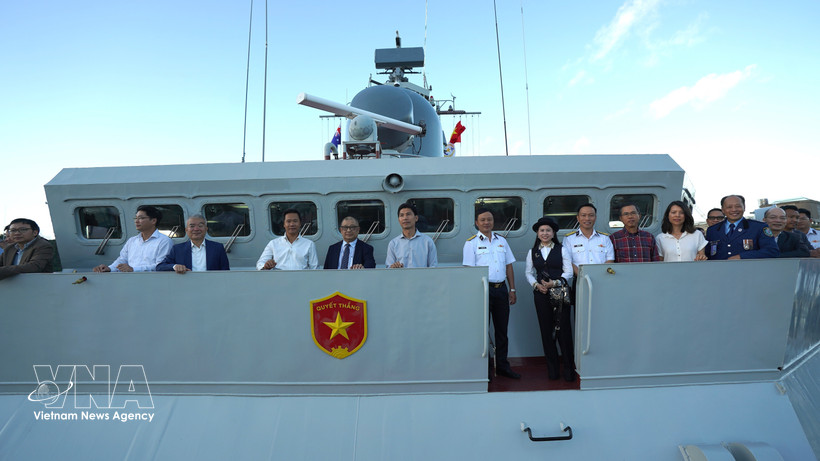 Des responsables et membres du personnel des représentations du Vietnam, ainsi que des représentants de la communauté vietnamienne en Australie, visitent le navire 016–Quang Trung. Photo : VNA 