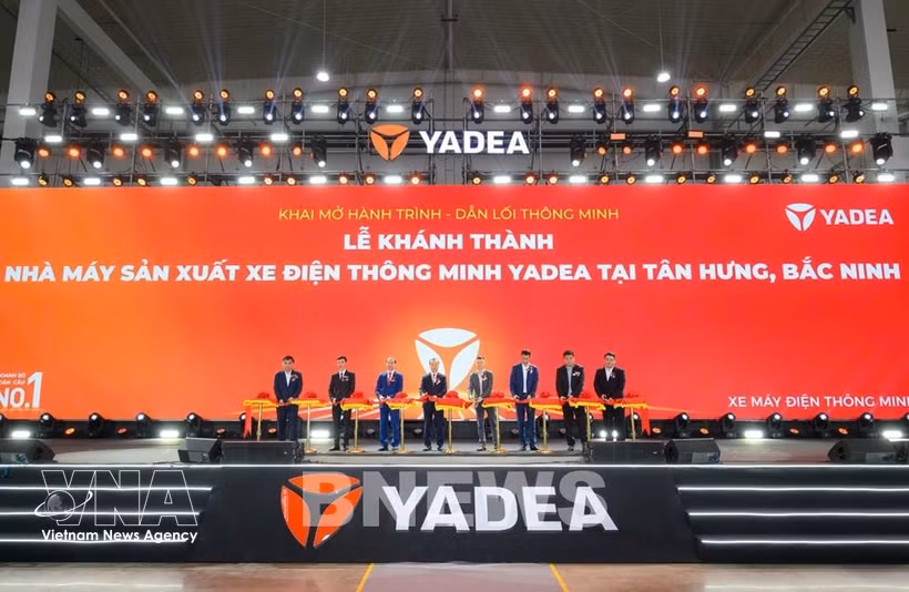 Les délégués procèdent à la cérémonie de coupe du ruban marquant l’inauguration de l’usine de production de motos électriques intelligentes YADEA dans la zone industrielle de Tân Hưng, province de Bac Ninh. Photo / VNA