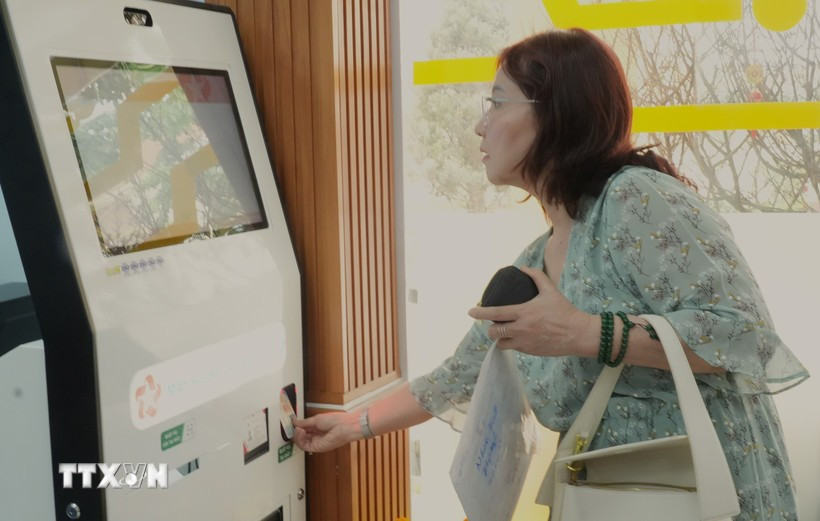 Des citoyens scannent leur carte d’identité citoyenne pour effectuer des démarches administratives. Photo : VNA