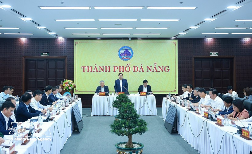 Le Premier ministre Pham Minh Chinh s'adresse aux membres du Comité permanent du Parti de Da Nang lors d'une séance de travail le 28 février. (Photo : VNA)