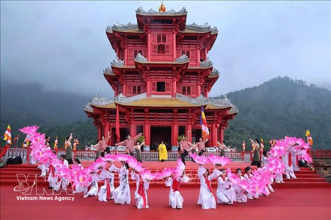 Un numéro artistique lors de la cérémonie d'ouverture du Festival de printemps de Tây Yên Tu 2026. Photo / VNA