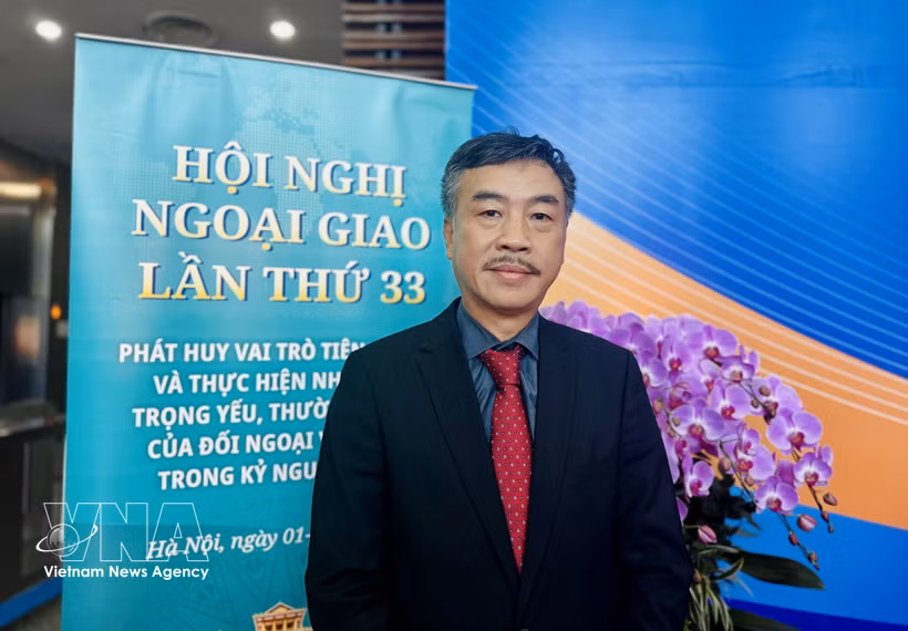 L’ambassadeur du Vietnam en République tchèque, Duong Hoai Nam, répond à des questions sur la Résolution n°23. Photo :VNA