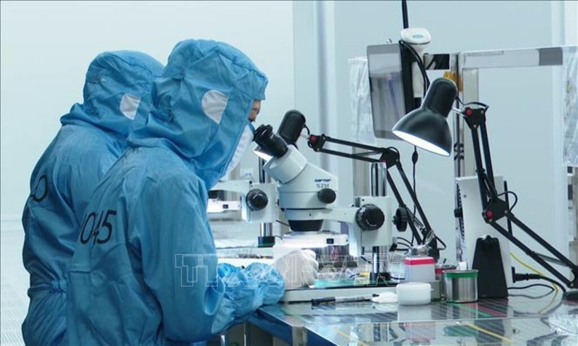 Production de caméras chez Sunny Opotech Vietnam, parc industriel de Yên Bình. Photo : VNA