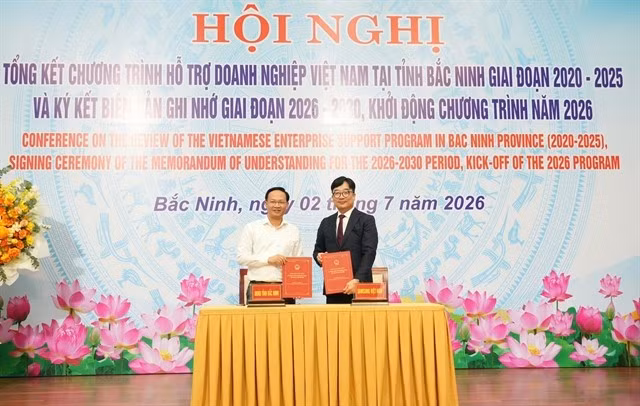 Le Comité populaire de Bac Ninh et Samsung Electronics Vietnam signent un protocole d’accord pour le programme de soutien aux entreprises 2026-2030. Photo : VNS