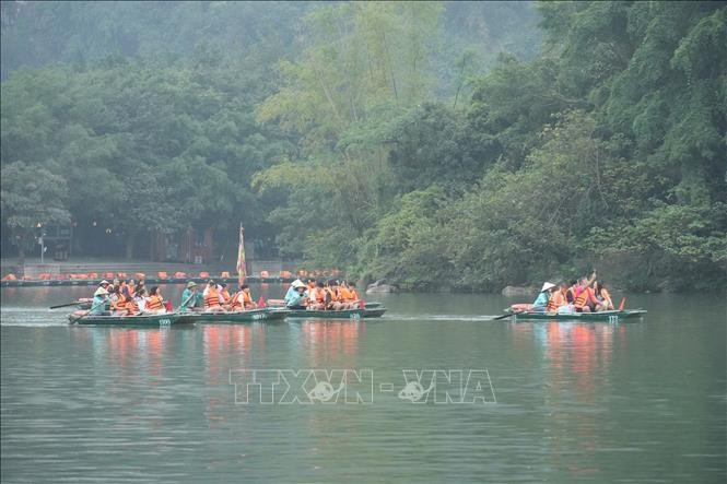 Des touristes visitent le site écotouristique de Tràng An au premier jour de l’An 2026. Photo : VNA