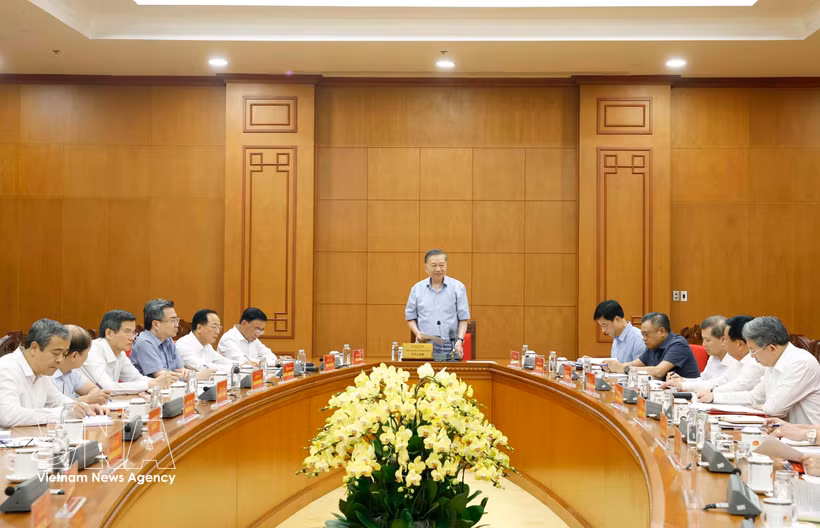 Le secrétaire général du Parti et président de la République, Tô Lâm, a présidé le 15 juin à Hanoi une séance de travail avec la Commission de l’information, de l’éducation et de la mobilisation des masses du Comité central du Parti. Photo : VNA