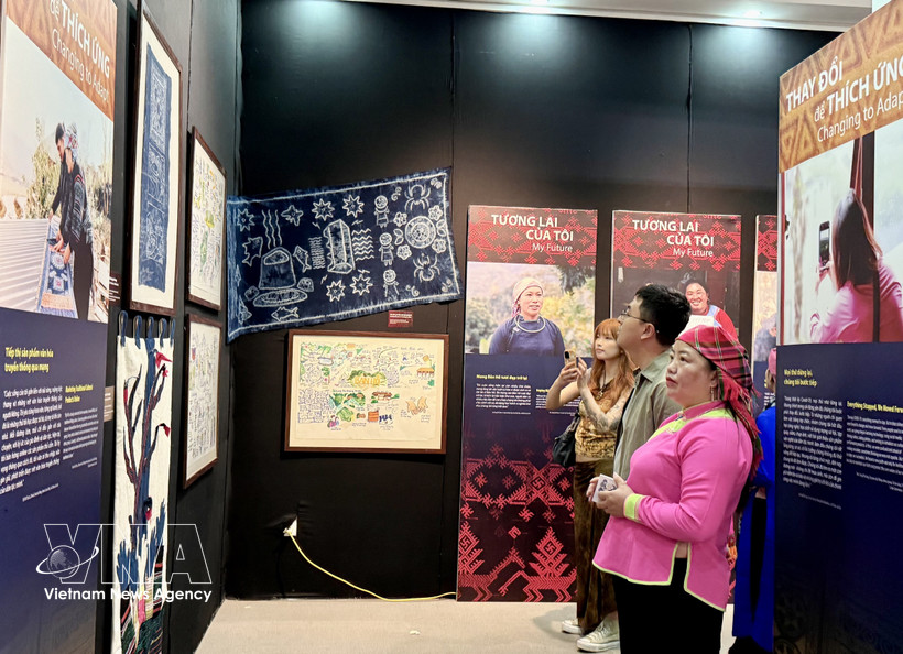 L'exposition "Semer le vert au sommet des nuages" a été inaugurée le 27 mars, au Musée des Femmes du Vietnam (Hanoi), attirant un large public. Photo : VNA