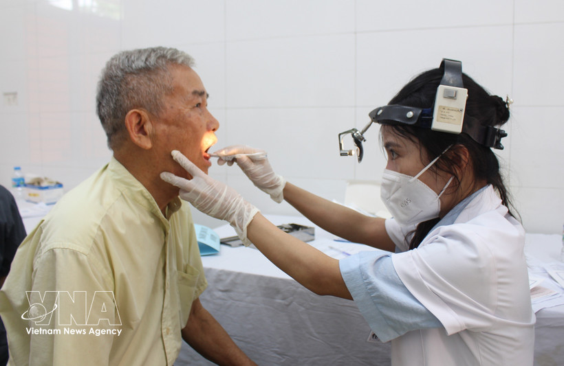 Les personnes âgées subissent un examen complet des oreilles, du nez et de la gorge. Photo : VNA