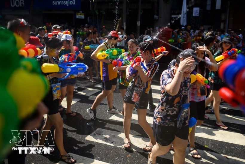 Des Thaïlandais se livrent à une bataille d'eau pour célébrer le festival de Songkran. (Photo d'illustration : AFP/VNA)