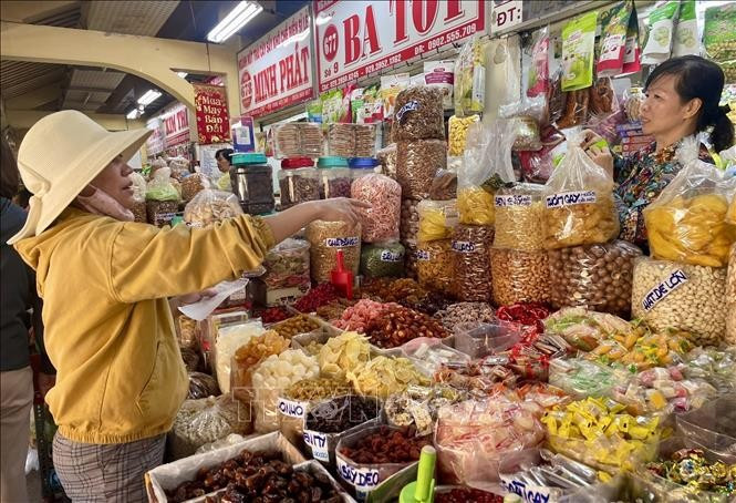 Les étals privilégient les produits vietnamiens pendant la haute saison des achats du Têt à Hô Chi Minh-Ville. Photo : VNA