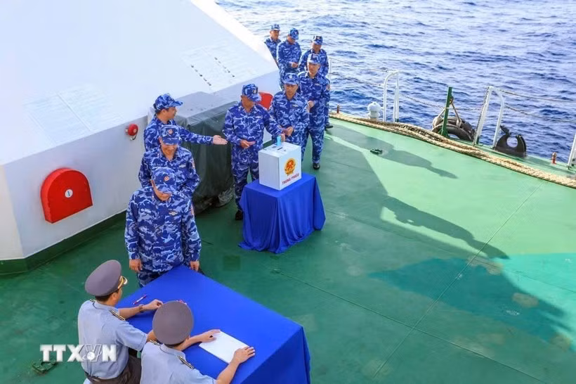Des membres d'équipage à bord d'un navire en service dans la zone spéciale de Con Dao votent (Photo : VNA)