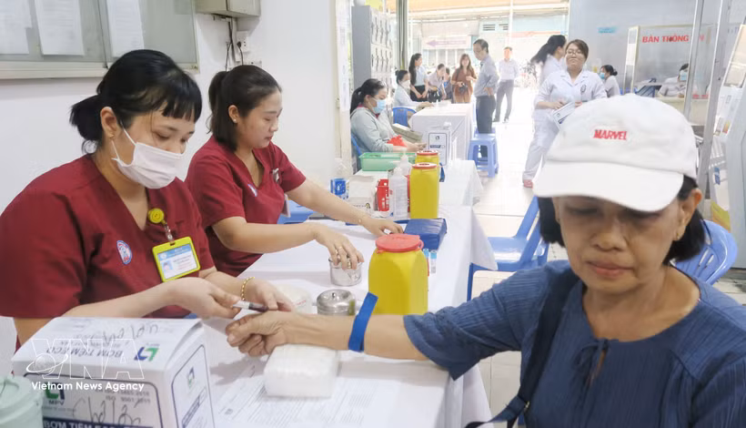 Des habitants passent un bilan de santé au poste de santé du quartier de Cho Lon. Photo : VNA