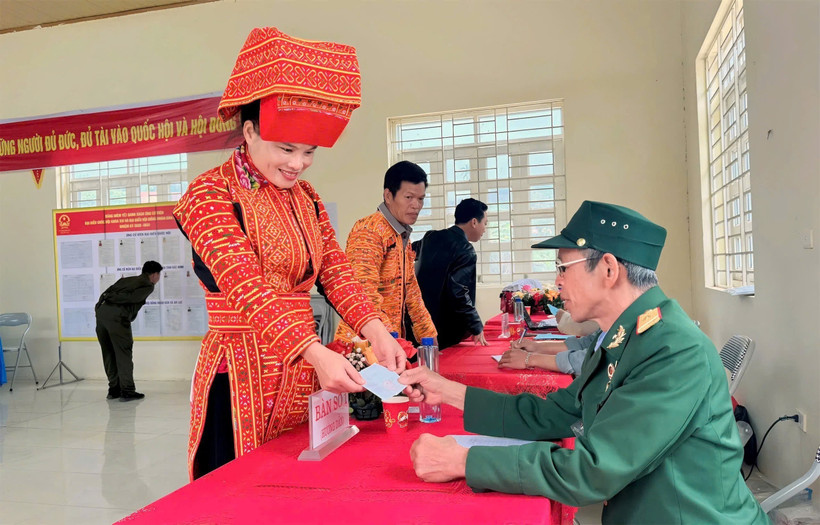 Des habitants de l’ethnie Dao du hameau de Nà Trang, commune d’An Lạc, province de Bac Ninh (Nord), participent avec enthousiasme au vote. Photo : VNA