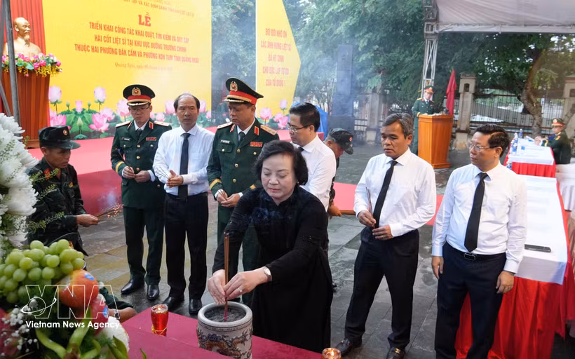 La vice-Première ministre Pham Thị Thanh Trà et les délégués lors de la cérémonie précédant le lancement des fouilles. Photo : VNA