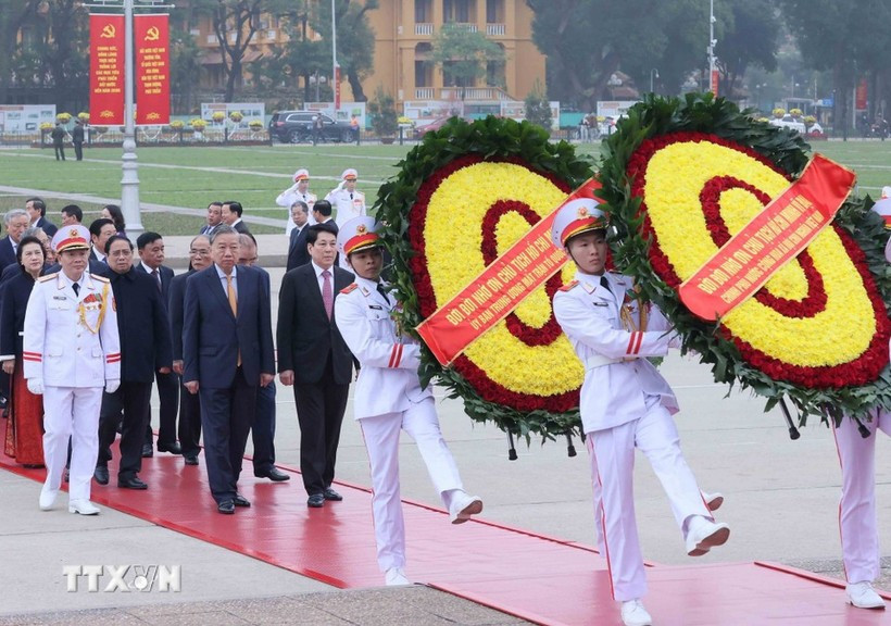 Les dirigeants rendent hommage au Président Hô Chi Minh et aux héros morts pour la Patrie. Photo : VNA