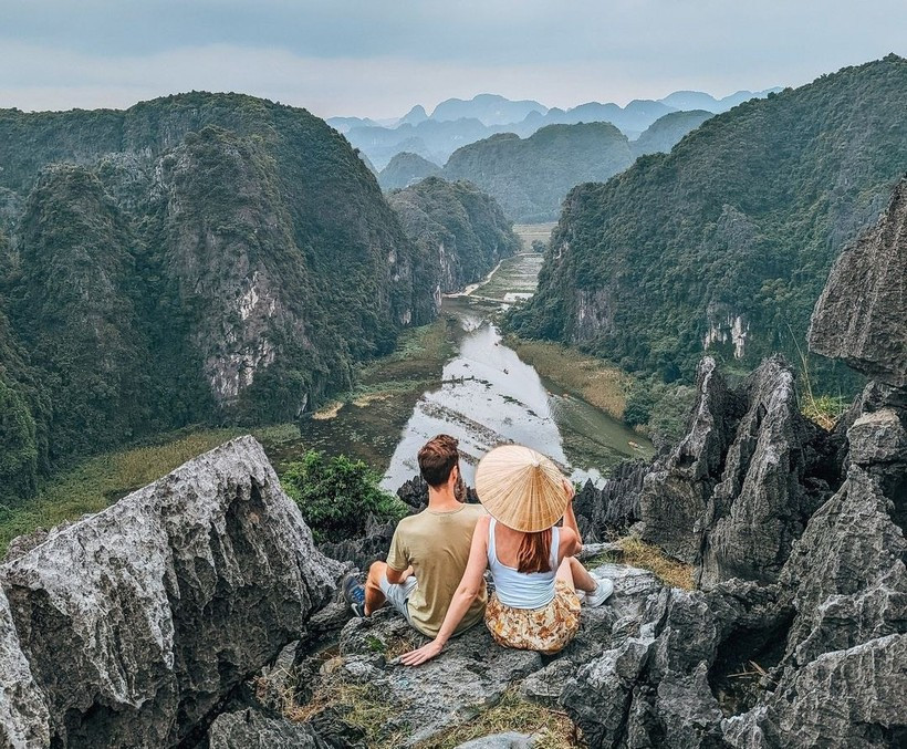 Des touristes internationaux au sommet de Hang Múa, dans la province de Ninh Binh. Photo : VNA
