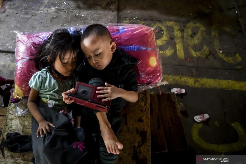 Deux enfants jouent avec un gadget à Jakarta. (Photo : ANTARA)