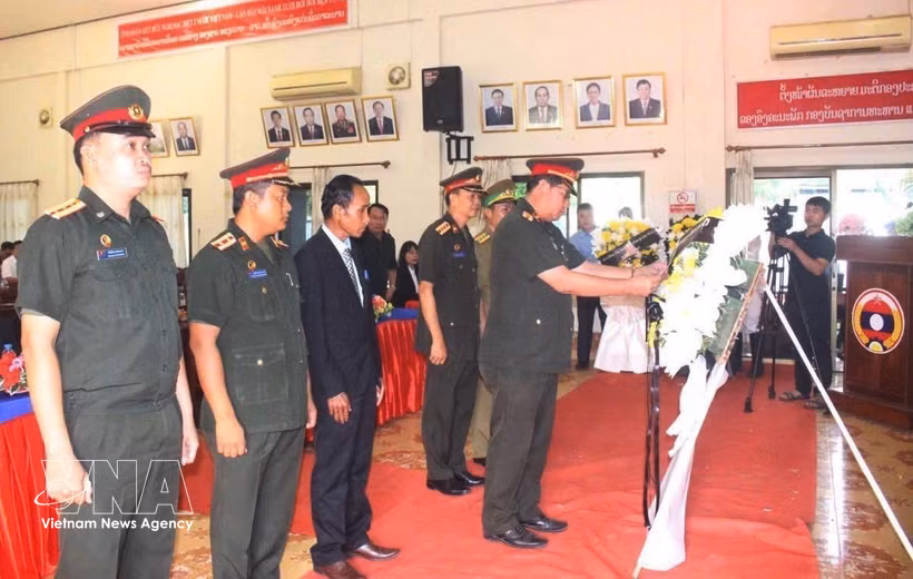 Des représentants des forces armées des provinces du sud du Laos ont déposé des fleurs lors de la cérémonie. (Photo : VNA)