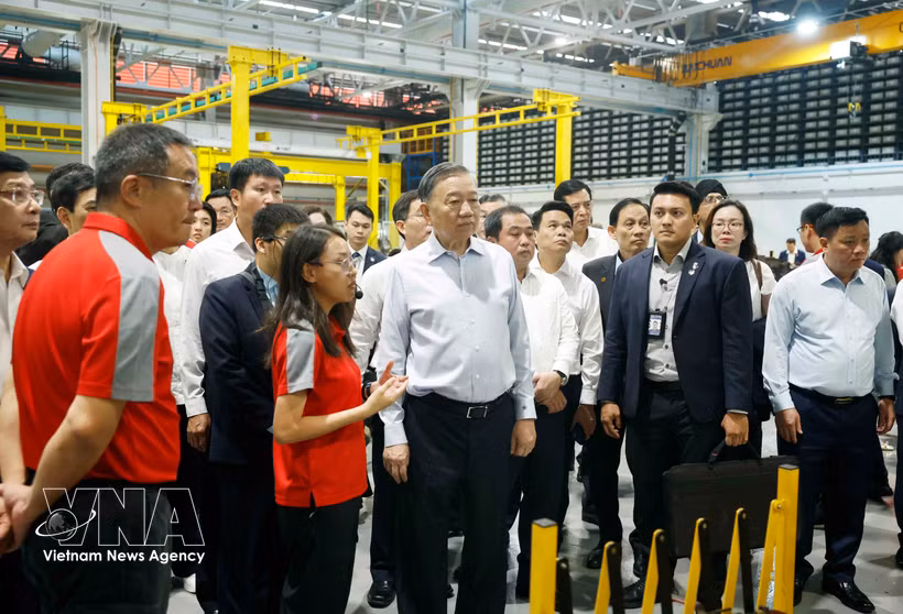 Le secrétaire général du Parti communiste et président Tô Lâm visite le modèle d’usine pour les technologies de production avancées de Singapour. Photo : VNA