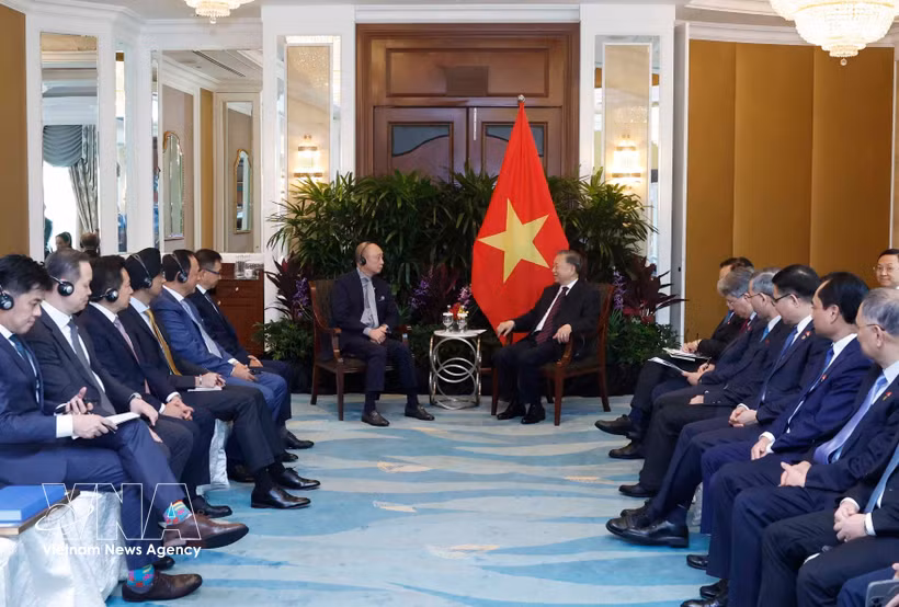 Le secrétaire général du Parti communiste du Vietnam et président de la République, Tô Lâm, reçoit M. Wee Ee Cheong, vice-président et directeur général du groupe bancaire UOB. Photo : VNA.
