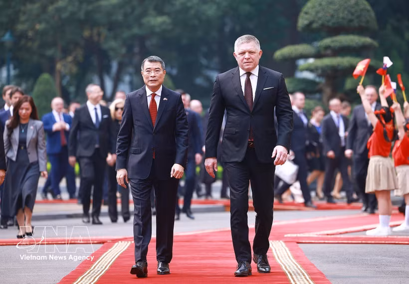 Le Premier ministre vietnamien Lê Minh Hung (gauche) préside, dans la matinée du 13 avril, au Palais présidentiel, la cérémonie d’accueil officiel du Premier ministre de la République slovaque, Robert Fico, en visite officielle au Vietnam. Photo : VNA