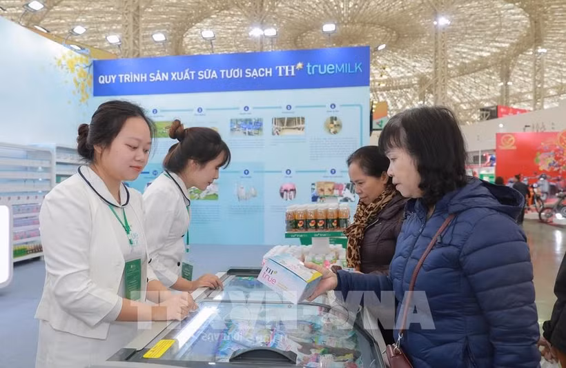 Les visiteurs découvrent et expérimentent une large gamme de produits au stand du groupe TH. Photo : VNA