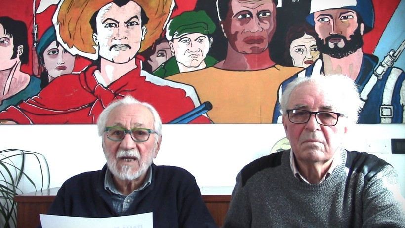 Renato Darsie, président de la section locale de l'Association d'amitié Italie-Vietnam en Vénétie, et Franco Nube, membre du conseil d'administration de l'association, accordent une interview à l'Agence de presse vietnamienne. Photo : VNA