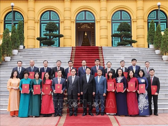 Le président de la République Luong Cuong et de nouveaux ambassadeurs à l'étranger. Photo : VNA