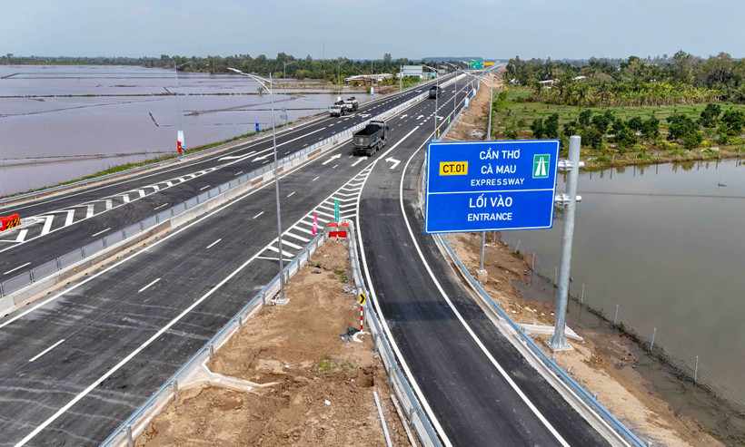 L’entrée de l’autoroute Cần Thơ – Cà Mau au niveau de l’échangeur IC5, commune de Vị Thủy, ville de Cần Thơ. Photo: VNA