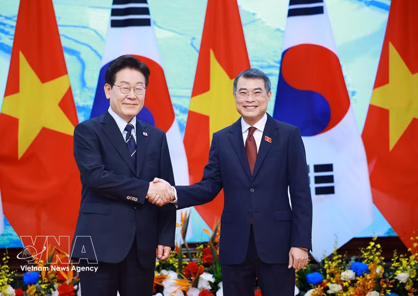 Le Premier ministre Le Minh Hung (droite) et le président sud-coréen Lee Jae Myung. Photo : VNA