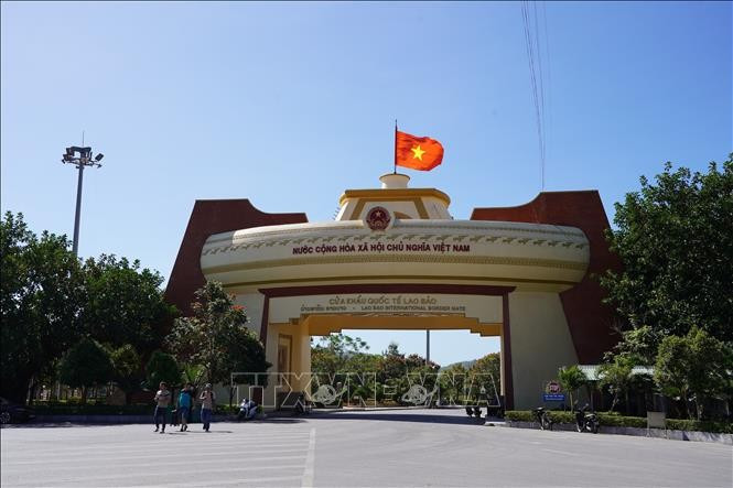 e poste-frontière international de Lao Bảo joue un rôle clé au sein de la zone économique et commerciale du corridor économique Est-Ouest, constituant une porte d’entrée majeure des échanges entre le Vietnam et le Laos. Photo : VNA