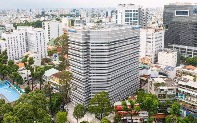 Image de la tour Daikin Air à Hô-Chi-Minh-Ville. Ce bâtiment est le premier au monde à obtenir le plus haut niveau de certification (platine) auprès de trois organismes de certification prestigieux. — Photo cafef.vn