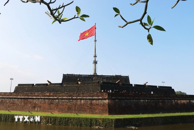 Le Pavillon du Drapeau de la Cité impériale de Huê, faisant partie du Complexe des monuments de l’ancienne capitale de Huê, inscrit au patrimoine culturel mondial. Photo : VNA