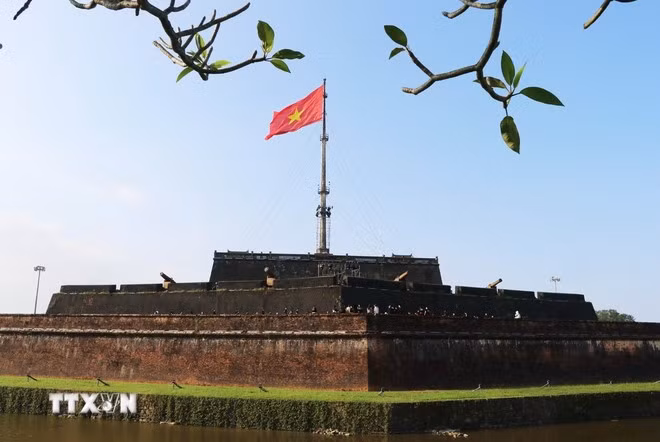 Le Pavillon du Drapeau de la Cité impériale de Huê, faisant partie du Complexe des monuments de l’ancienne capitale de Huê, inscrit au patrimoine culturel mondial. Photo : VNA