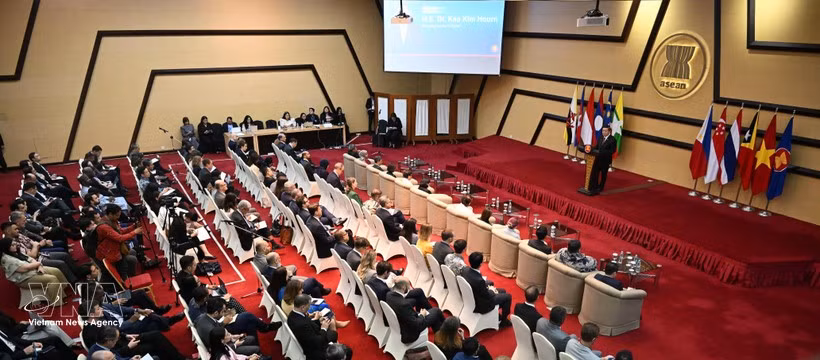 Le secrétaire général de l'ASEAN, Kao Kim Hourn, annonce les résultats du 48e sommet de l'ASEAN et des réunions connexes qui se sont tenues récemment aux Philippines. (Photo : VNA)