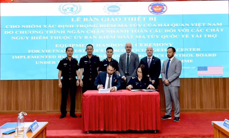 Cérémonie de remise de matériel au groupe de lutte contre le trafic de stupéfiants des douanes vietnamiennes. Photo : cand.com.vn