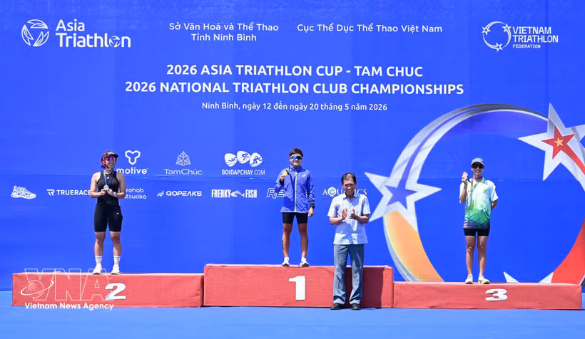 Les organisateurs remettent des prix individuels aux athlètes participant aux Championnats nationaux de triathlon des clubs 2026. (Photo : VNA)