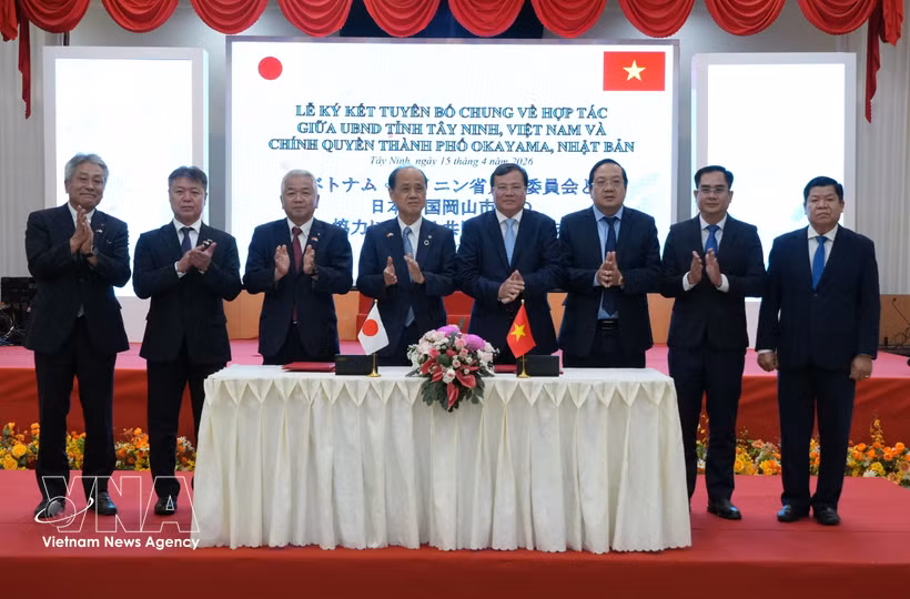 Le président du Comité populaire de la province de Tây Ninh, Lê Van Han, et le maire de la ville d’Okayama, Masao Omori, signent une déclaration conjointe de coopération entre le Comité populaire de la province de Tây Ninh et les autorités de la ville d’Okayama (Japon). (Photo : VNA)