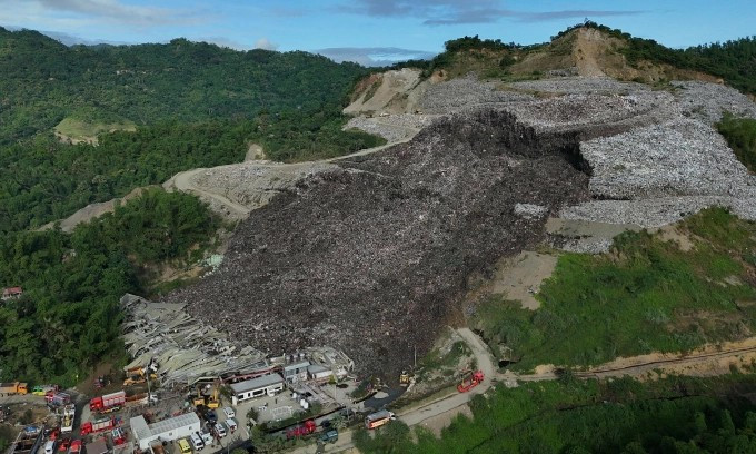 Une vue aérienne d'un énorme tas d'ordures qui s'est effondré dans une installation de tri des déchets à Binaliw, Cebu, aux Philippines, le 9 janvier 2026. Photo AP