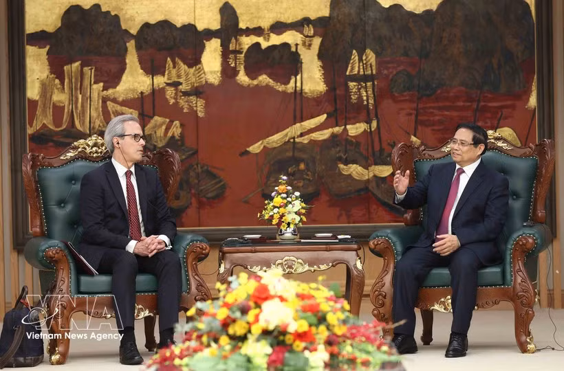 Le Premier ministre Pham Minh Chinh (à droite) reçoit Fernando Andresen Guimaraes, directeur de la gouvernance internationale des océans et de la pêche durable de la CE. Photo : VNA