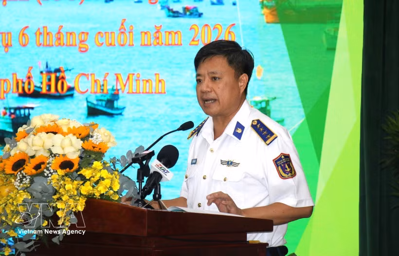 Le colonel Nguyen Duc Hieu, commandant adjoint chargé des affaires juridiques de la région 3 des garde-côtes, prend la parole lors de la conférence. Photo : VNA