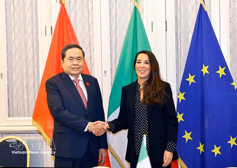 Le président de l’Assemblée nationale du Vietnam, Tran Thanh Man, et la vice-présidente du Sénat italien, Licia Ronzulli. Photo : VNA