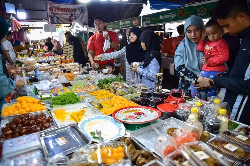 Des consommateurs font leurs courses sur un marché de la province de Narathiwat, en Thaïlande. (Photo : AFP/VNA)