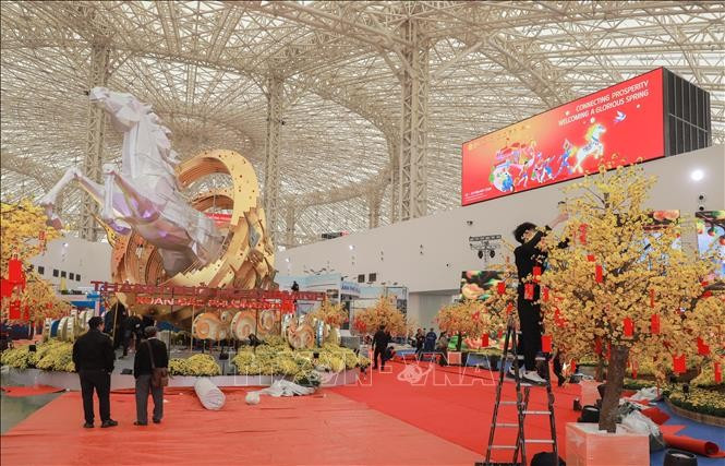 Les grandes installations décoratives prennent progressivement forme, créant des points d’attraction visuelle dans l’espace de la foire. Photo : VNA