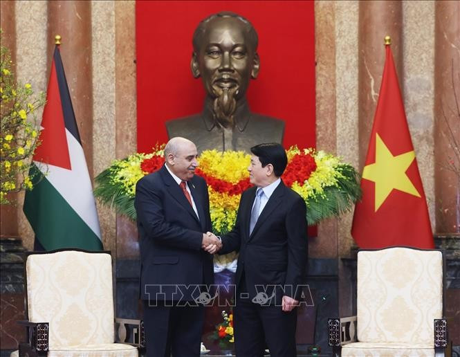 Le président Luong Cuong (droite) et le président de la Chambre des représentants de Jordanie, Mazen Turki El Qadi. Photo : VNA