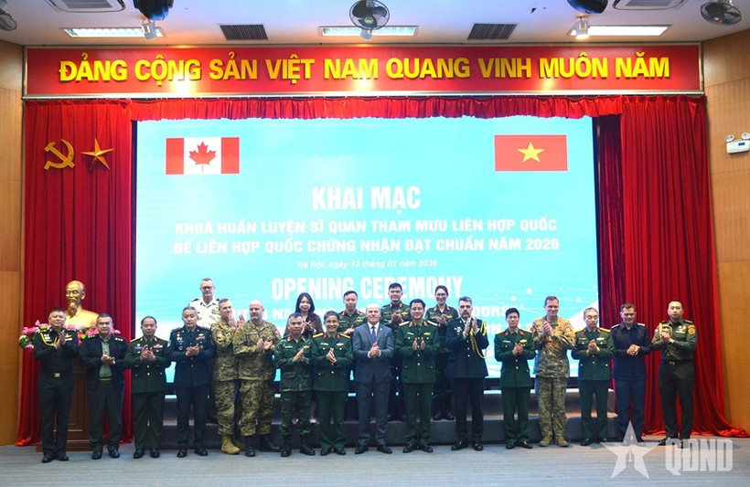 Des délégués lors de la cérémonie d’ouverture du cours de formation des officiers d’état-major des Nations unies 2026 (UNSOC 2026), soutenu par le Canada. Photo : VNA