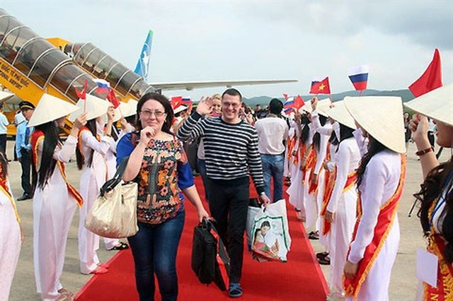 Plus de 21,2 millions de visiteurs internationaux se sont rendus au Vietnam l'an dernier. Outre les politiques et programmes incitatifs mis en place pour attirer les touristes, les stratégies commerciales et marketing jouent un rôle essentiel dans la réussite du tourisme vietnamien en 2025. Photo : baochinhphu.vn
