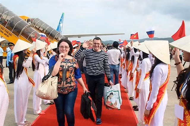 Plus de 21,2 millions de visiteurs internationaux se sont rendus au Vietnam l'an dernier. Outre les politiques et programmes incitatifs mis en place pour attirer les touristes, les stratégies commerciales et marketing jouent un rôle essentiel dans la réussite du tourisme vietnamien en 2025. Photo : baochinhphu.vn