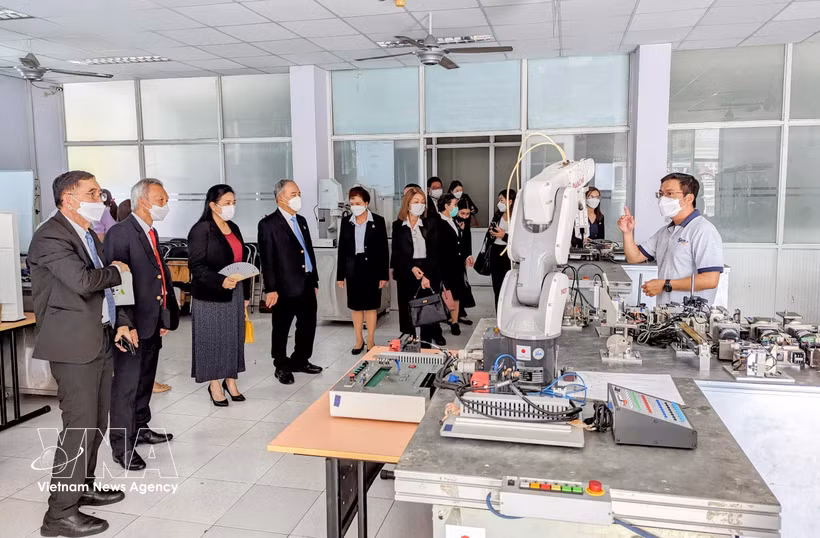 Atelier de formation en automatisation robotisée au Centre de formation de la Zone de haute technologie de Hô Chi Minh-Ville. Photo : VNA